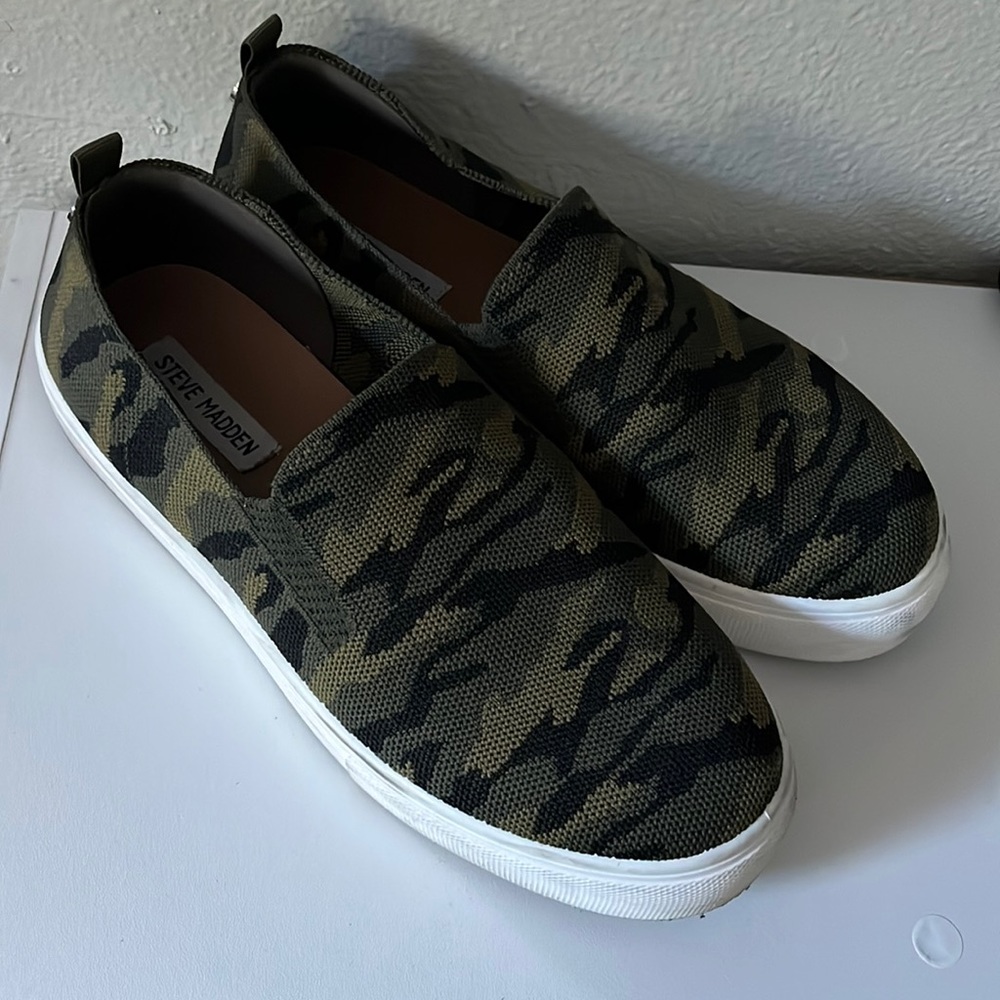 Steve Madden size 10 camp platform slip ons